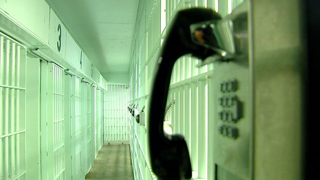tsev rau txim xov tooj (1) .jpg prison phone (1).jpg